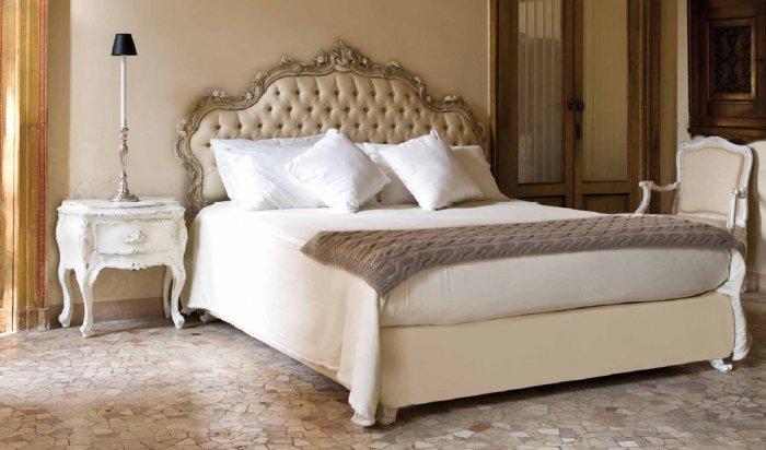 Fantastic Italian classic bed by Chelini