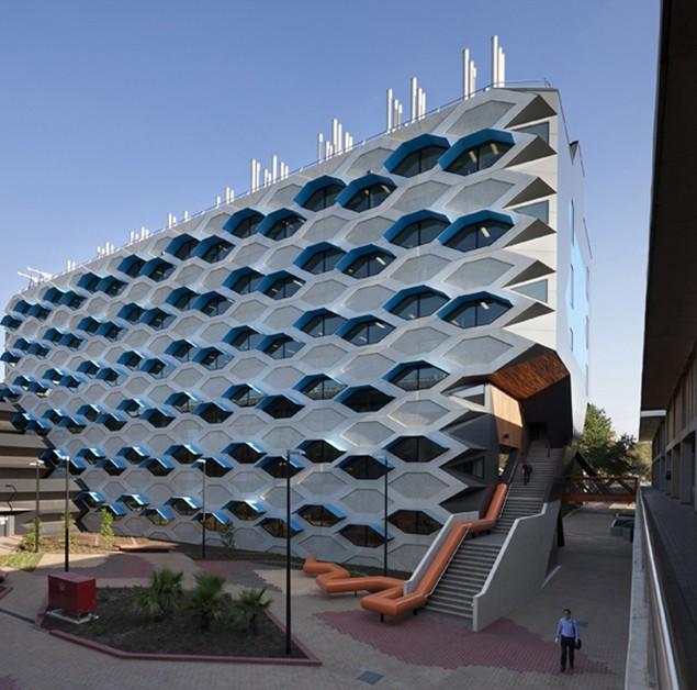 Modern Educational Building Design - The La Trobe LIMS