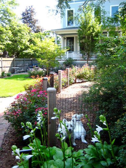 Garden Fence - The Contemporary Dog Hut as Part of the Garden Decor
