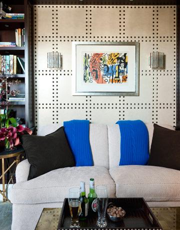 Throws into sofa cushions - 20 Decorating Secrets for your Cozy Home