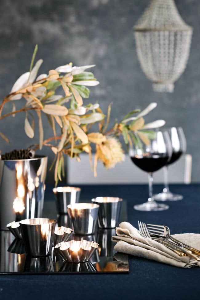 How to arrange romantic dinner table with candles and flowers