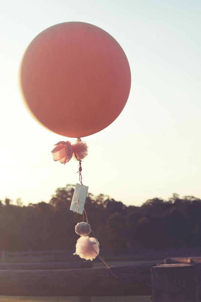 Invitation attached to a flying balloon - 10 Unique country wedding decorating ideas