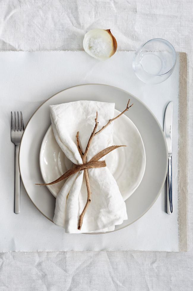 Lunch set with linen padding and wooden decoration - How to Decorate Your Table for Lunch - Tips 
