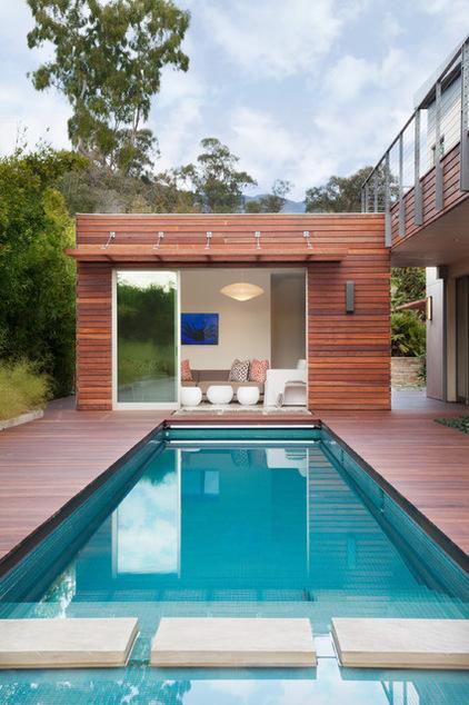 Luxury outdoor swimming pool - Sustainable Architecture Design of a Luxury House in California