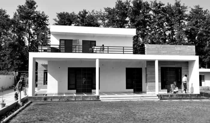 Modern house architecture with front yawn - Chattarpur Farm House