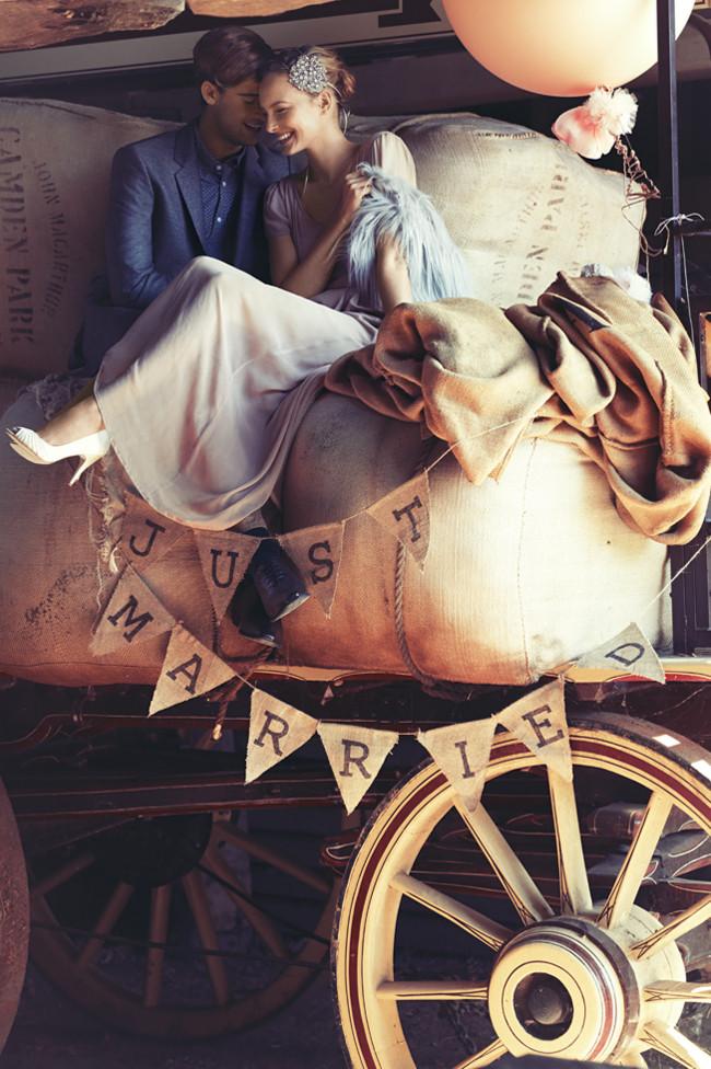 Newlyweds on a vintage country carriage - 10 Unique country wedding decorating ideas