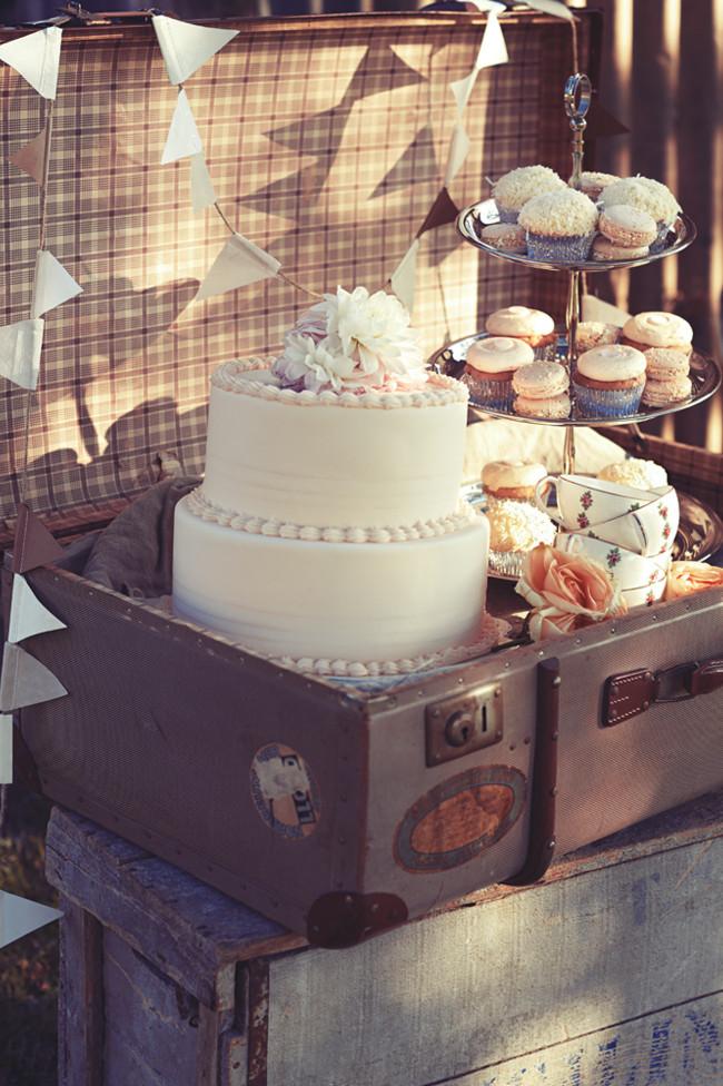 Wedding cake and sweets in an old suitcase - 10 Unique country wedding decorating ideas