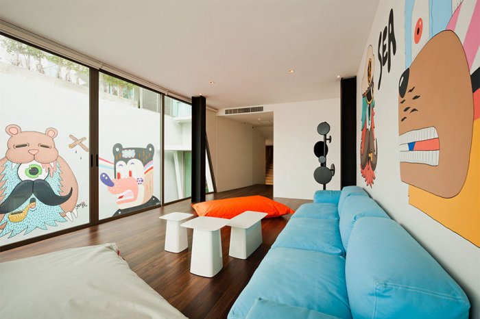 Cheerful living room interior design - Minimalist House Design in Thailand