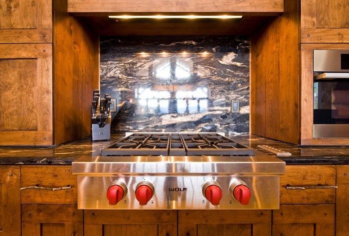  Luxury Wolf stove and rustic cupboards - Eclectic Luxury Weekend Getaway nested in the Canada