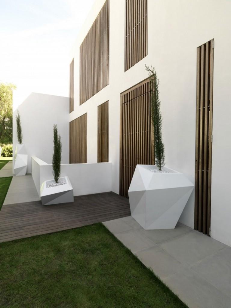 Minimalist house front porch by Ramon Esteve Studio