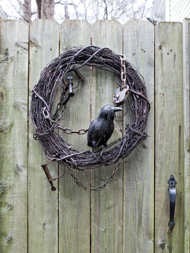Shackles Halloween wreath - with chains and a black raven