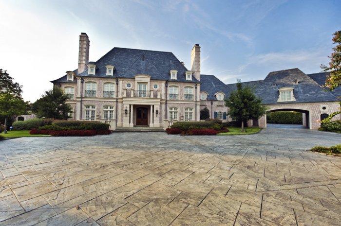 Elegant mansion with stone cladding and lovely facade - French Style Château Architecture - 14 Amazing Houses