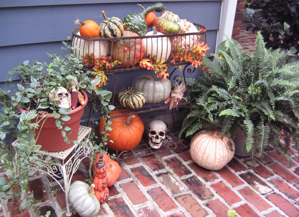 Garden decoration ideas for Halloween using pumpkins and skulls - 36 Ideas for Your Home