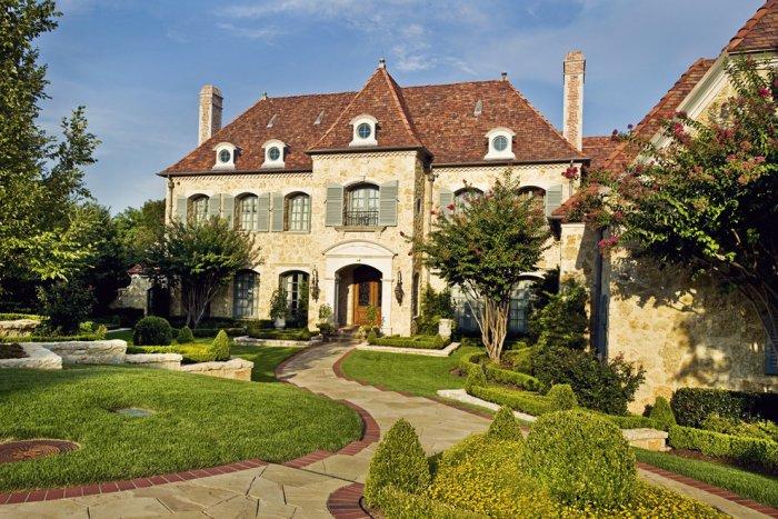 The modern design of a classic French style château Architecture - 14 Amazing Houses