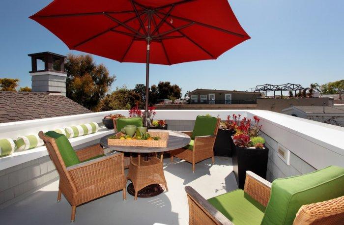 Roofdeck with outdoor patio and gorgeous ocean views - Beach Family House in Corona Del Mar, CA