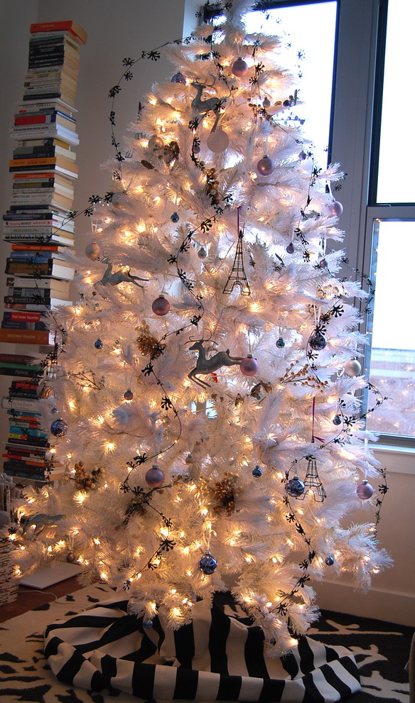 Chic black-and-white Christmas tree-30 Easy and Simple DIY Christmas Decoration Ideas