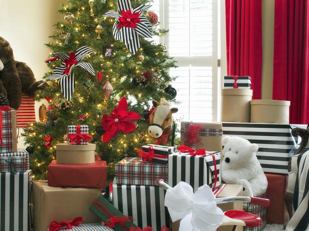 Christmas gifts wrapped in black and white paper - Stylish Home Decoration Ideas in opposite colors