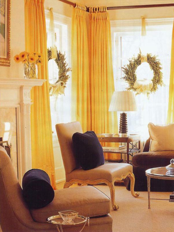 Wreaths can decorate the living room - 10 Simple and Elegant Christmas Decorating Ideas