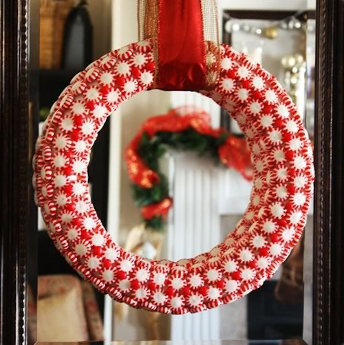 Clever peppermint wreath-30 Easy and Simple DIY Christmas Decoration Ideas