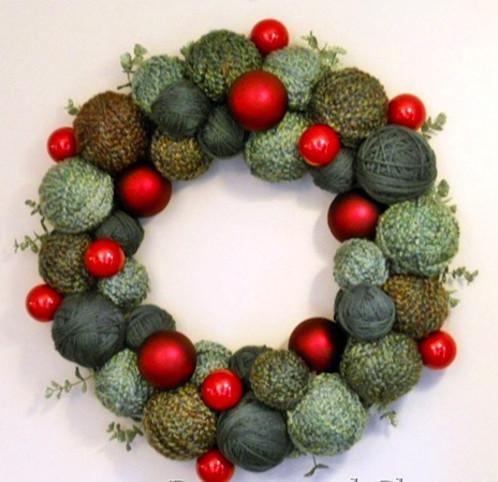 Crafty yarn ball wreath-30 Easy and Simple DIY Christmas Decoration Ideas