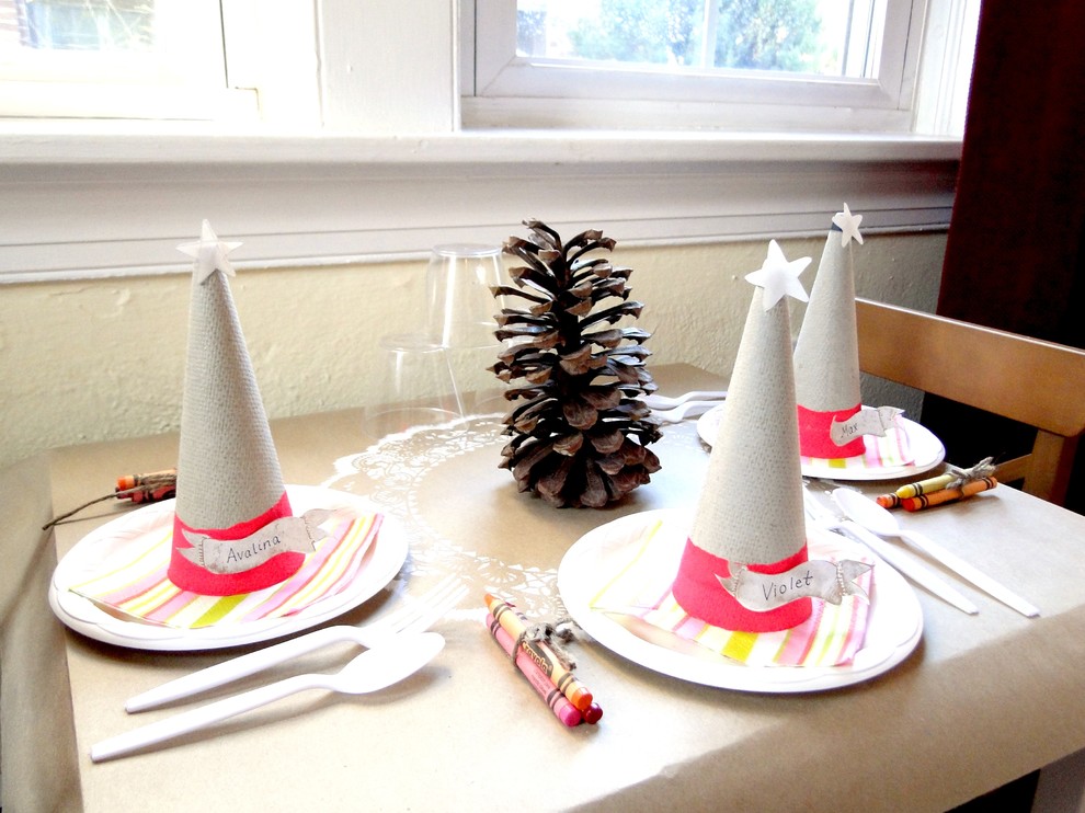 Warm and intimate holiday dinner-1-30 Easy and Simple DIY Christmas Decoration Ideas