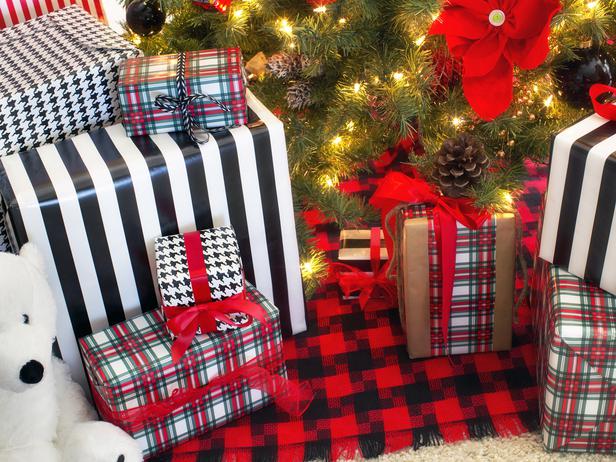 Black and red colored Christmas tree skirt - Stylish Home Decoration Ideas in opposite colors