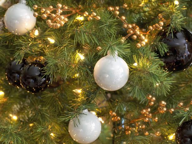 Black and white decorative Christmas tree balls - Stylish Home Decoration Ideas in opposite colors