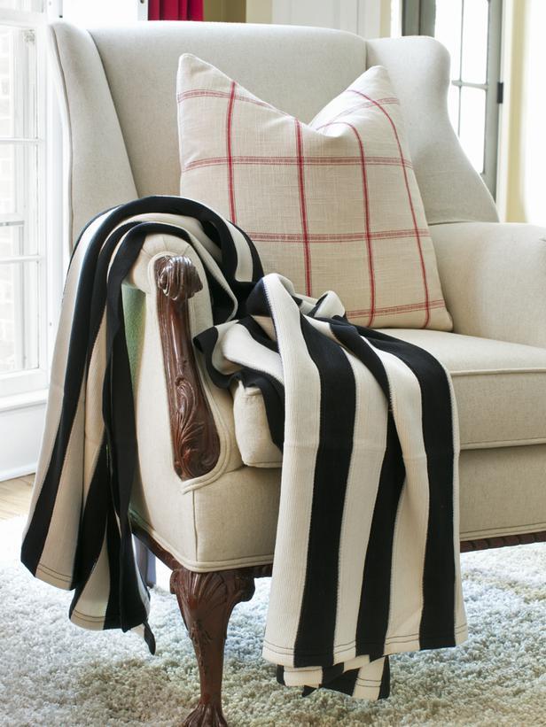 Black and white striped cozy blanket - Stylish Home Decoration Ideas in opposite colors