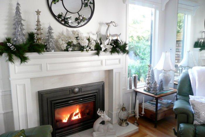 Clean, simple and elegant Christmas living room in white and silver - 15 Great Colorful Ideas for Home Decorations