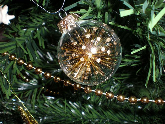 Lights inside a gorgeous bulb - How to Set the Christmas Tree Decoration Properly