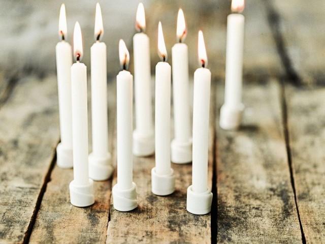 Little white porcelain candle holders - Lovely Christmas Decorating Ideas with Scandinavian Touch