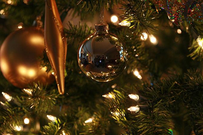 Shiny gold ornaments - How to Set the Christmas Tree Decoration Properly