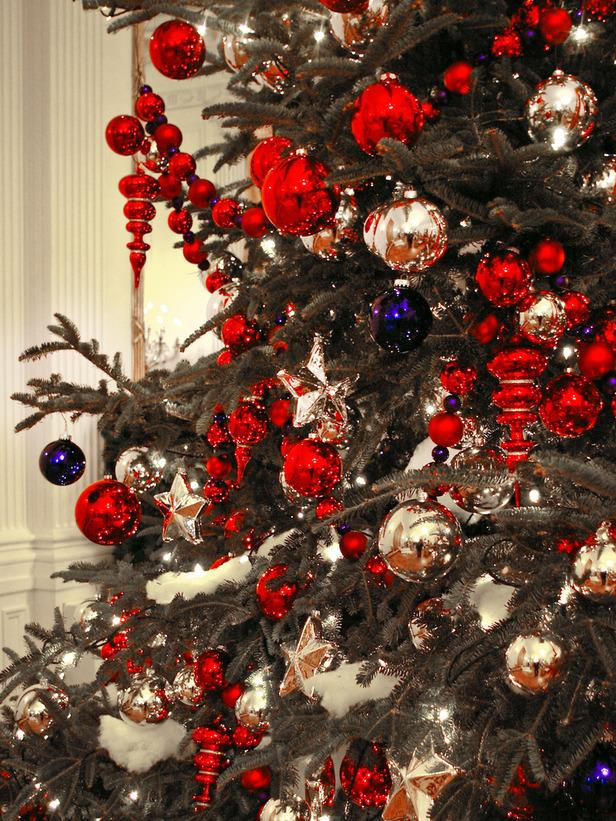 Simple and patriotic Christmas tree - 20 Stylish and Elegant Ideas for Decorations