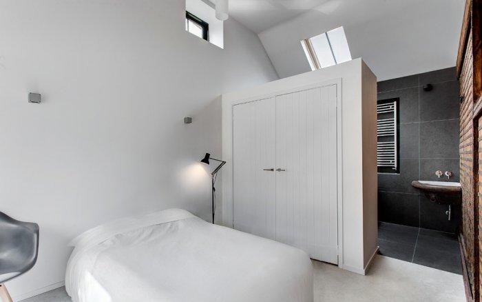 Small minimalist bedroom with suite bathroom - Old English Stable turned into Minimalist Guesthouse