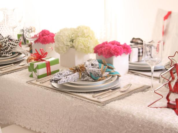 A Contemporary Tabletop-36 Eye-Catching Ideas for a Holiday Table