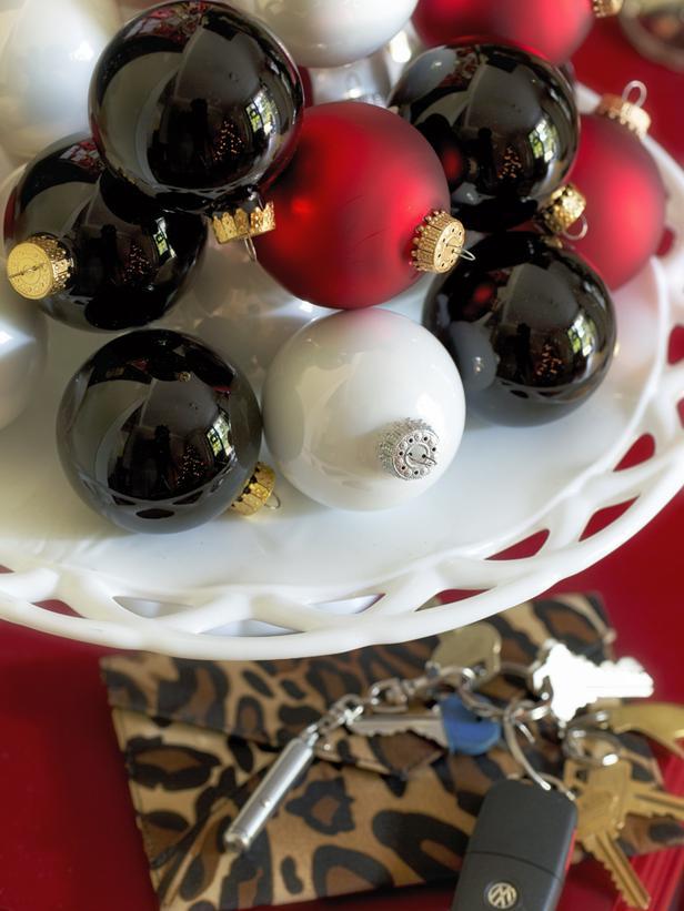 Cake Plate Ornaments -36 Eye-Catching Ideas for a Holiday Table