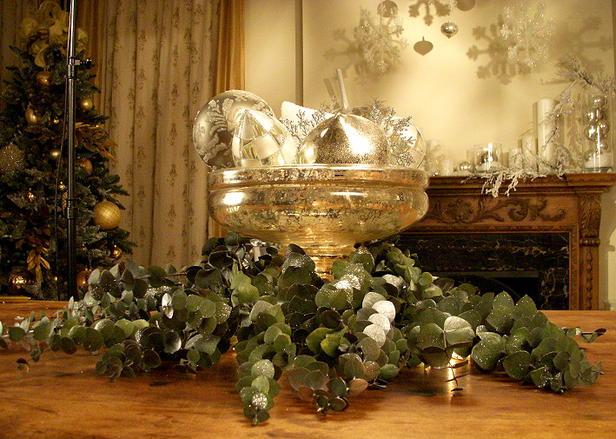 Chic Silver Centerpiece -36 Eye-Catching Ideas for a Holiday Table