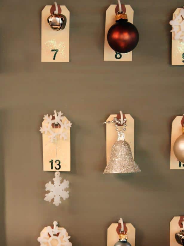 Christmas advent calendar made of manilla shipping tags - 14 Charming Decoration Ideas for Cozy Homes