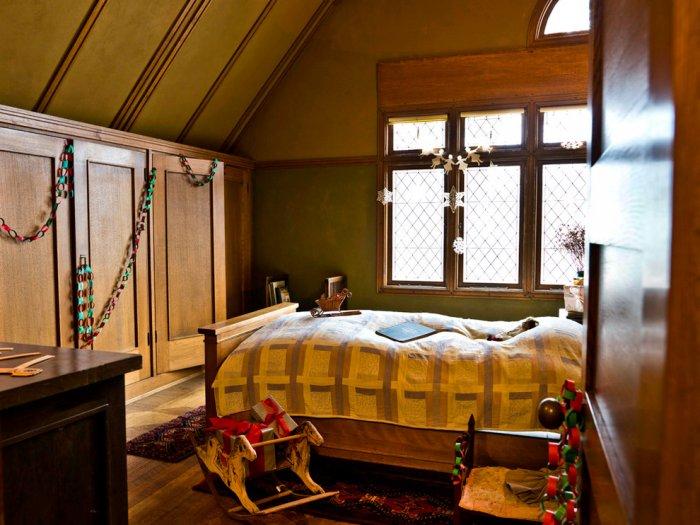 Frank Lloyd Wright's holiday bedroom - Christmas Home Decor Ideas and Examples