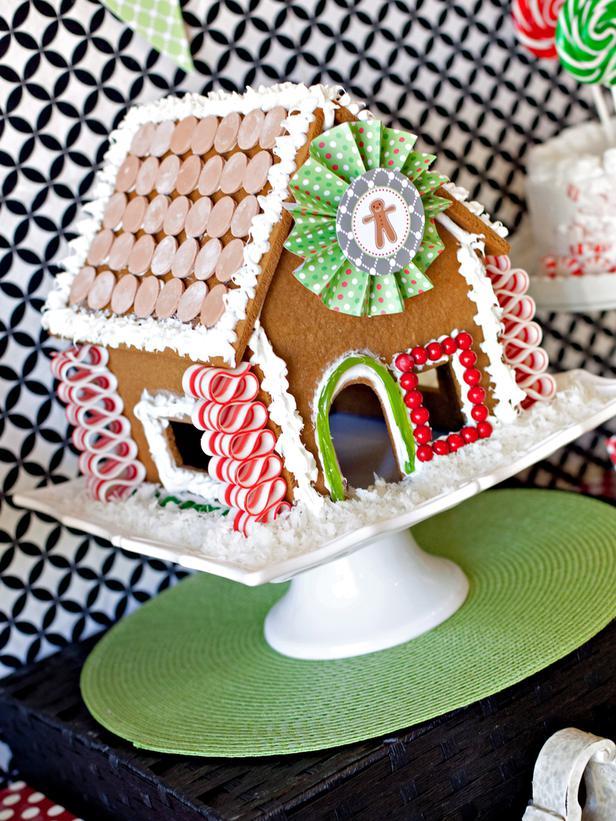 Gingerbread House Centerpiece -36 Eye-Catching Ideas for a Holiday Table