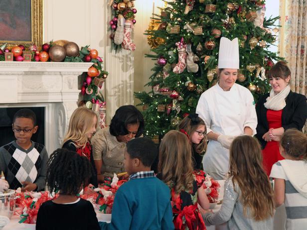 Michele Obama and children prepare Christmas decorations - Holiday Ideas from America's First Home
