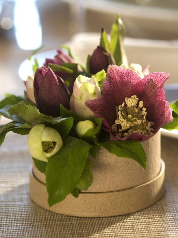 Fresh flowers for the Christmas diner - 24 Dazzling Settings for a Sparkling Holiday Night