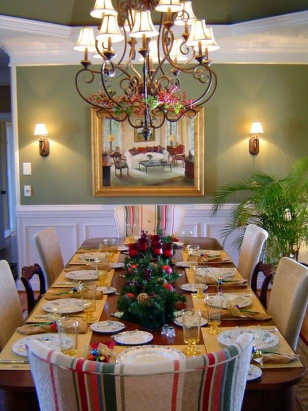 Golden inspired Christmas dining room interior - 24 Dazzling Settings for a Sparkling Holiday Night