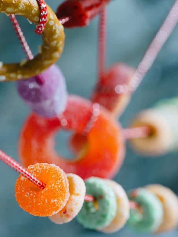 Hand-crafted kids garland made of treats - How to Set Up a Kids' Christmas Table for Fun?