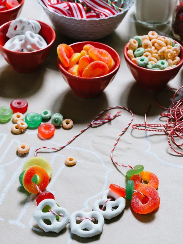 Hand-crafted kids jewel made of treats - How to Set Up a Kids' Christmas Table for Fun?