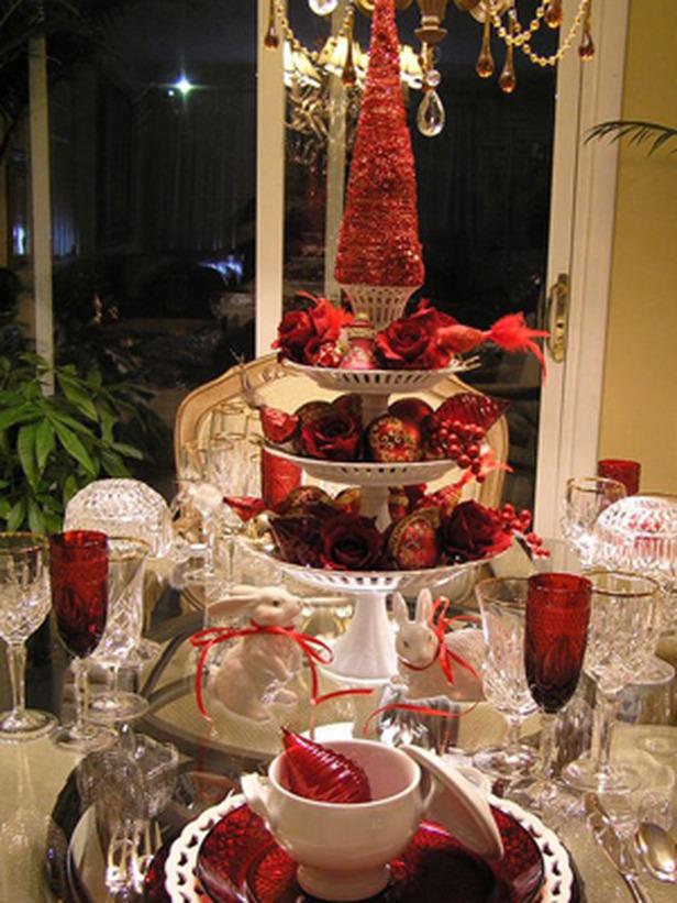 High Christmas table centerpiece - 24 Dazzling Settings for a Sparkling Holiday Night