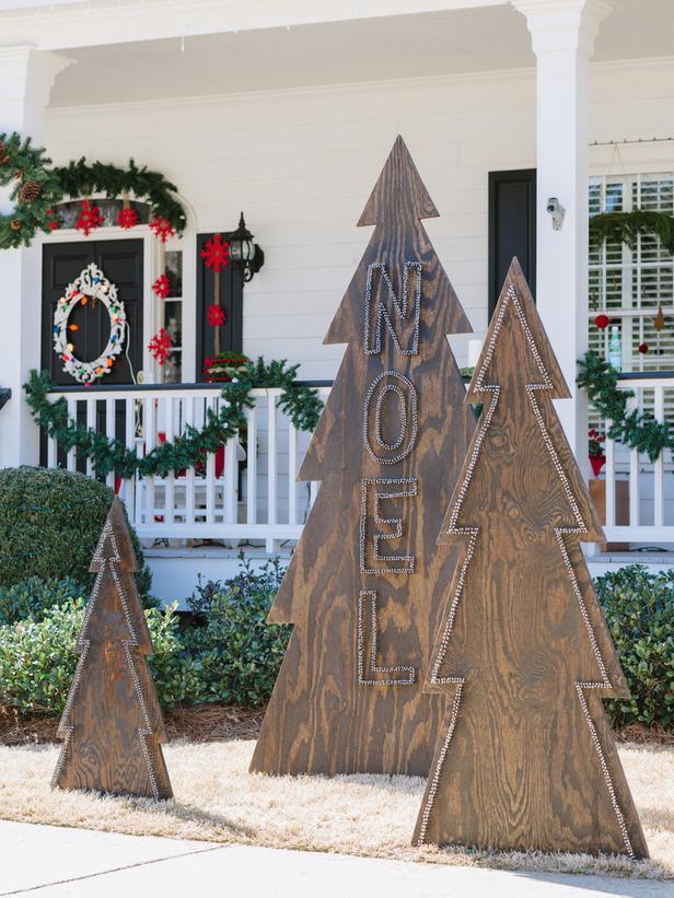 Nailed trim Christmas trees - 10 Splendid and Creative DIY Trees