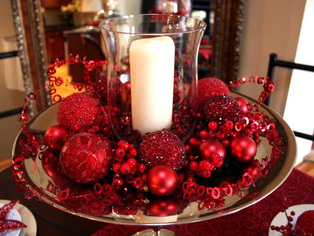 Natural-inspired Christmas table centerpiece - 24 Dazzling Settings for a Sparkling Holiday Night