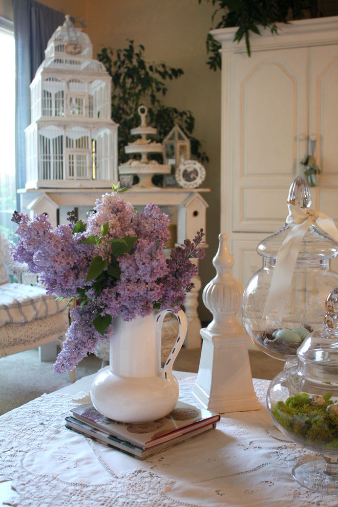 Lovely purple flowers for a romantic dinner table setting - Valentine's Day Ideas and Inspiration