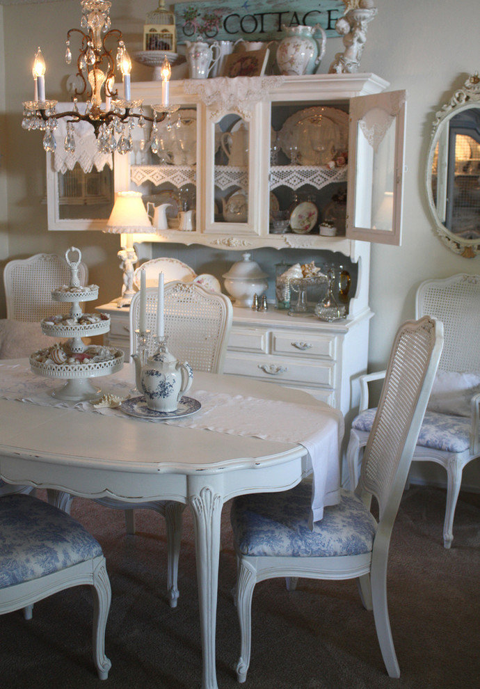 Lovely vintage table in white - Valentine's Day Ideas and Inspiration